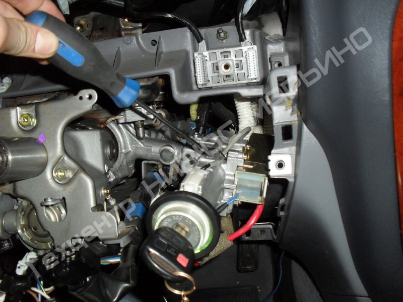 9. Извлечение замка зажигания Lexus LX470 4WD. Демонтаж корпуса замка зажигания в сборе.