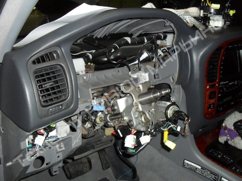 7. Частичная разборка рулевой колонки Lexus LS470 с целью демонтажа корпуса замка зажигания вместе с контактной группой.
