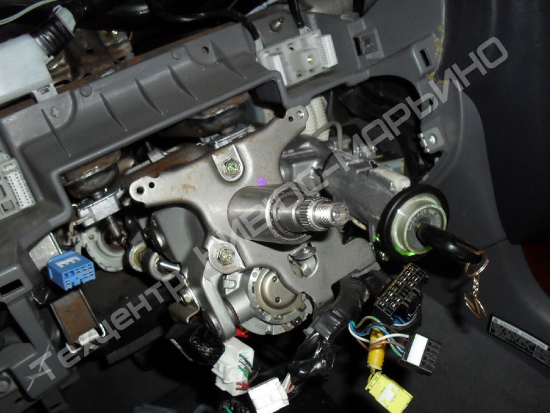 6. Частичная разборка рулевой колонки Lexus LX470 4WD с целью демонтажа корпуса замка зажигания вместе с контактной группой.