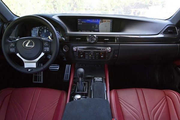 «Заряженный» Lexus GS F: вид изнутри